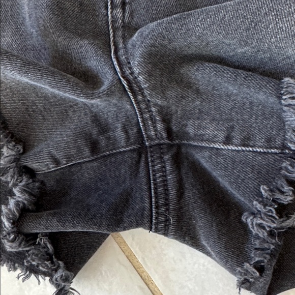 EUC American Eagle Outfitters off Black Stretch Frayed Leg Denim Shorts Size 4 - Picture 3 of 9